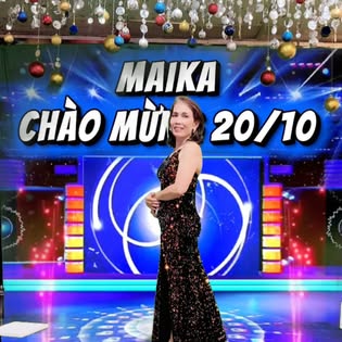 Khách nữ cùng hoa tại sân khấu Maika