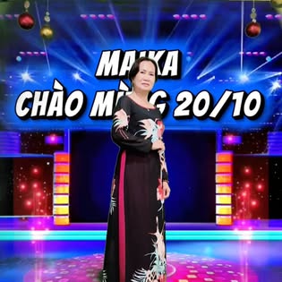 Khách nữ chụp ảnh kỷ niệm trên sân khấu Maika