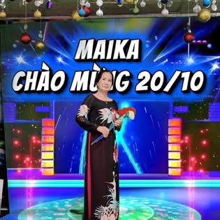 Khách nữ nhận hoa và chụp ảnh tại chương trình 20/10 Maika