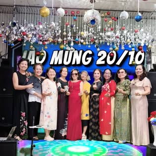 Khách cùng nhau chụp ảnh mừng 20/10