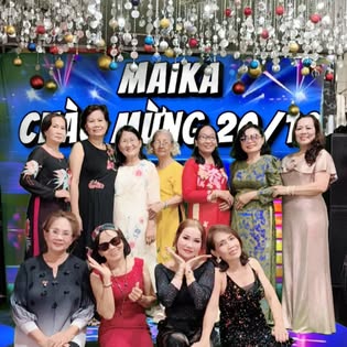 Hội bạn Maika chụp ảnh tại sân khấu