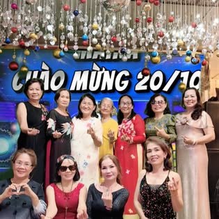 Nhóm bạn chụp ảnh lưu niệm trên sân khấu Maika