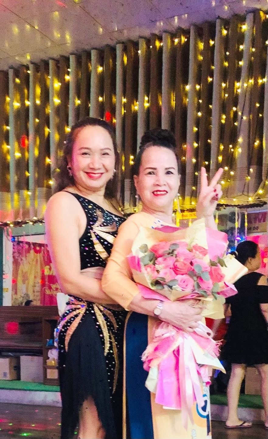 Hai người bạn tạo dáng cùng bó hoa tại Maika