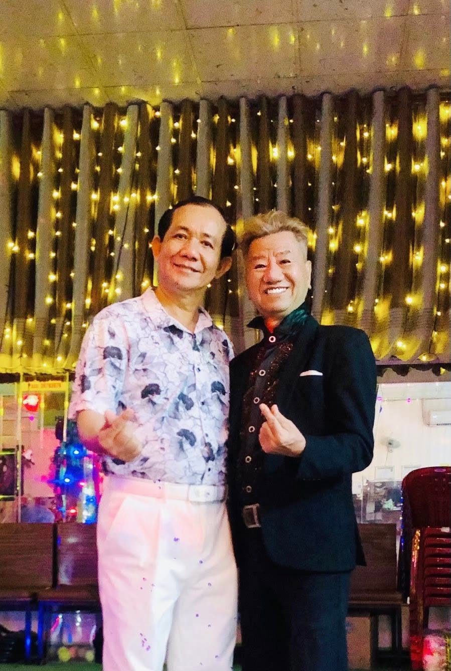Hai người bạn nam chụp ảnh kỷ niệm tại Maika