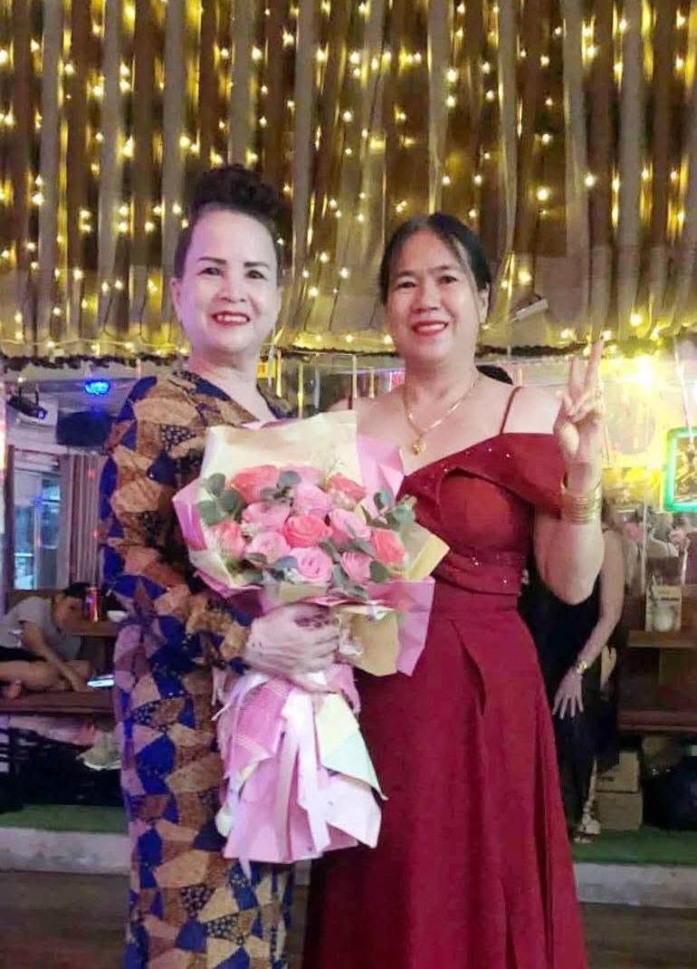 Hai người bạn nữ chụp ảnh kỷ niệm tại Maika