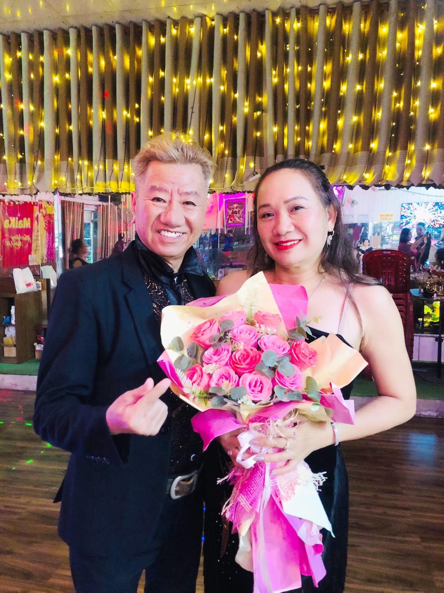 Khách nhận bó hoa hồng tại Maika ngày 14 tháng 5