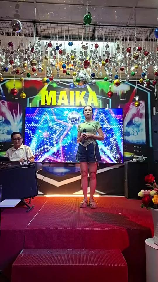 Ca sĩ nữ biểu diễn trên sân khấu Maika