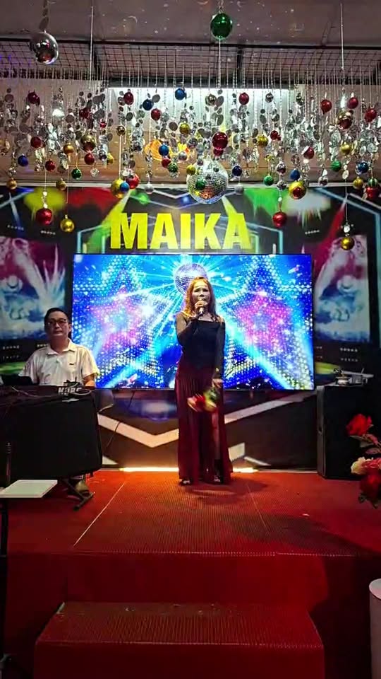 Ánh đèn sân khấu đêm nhạc Maika